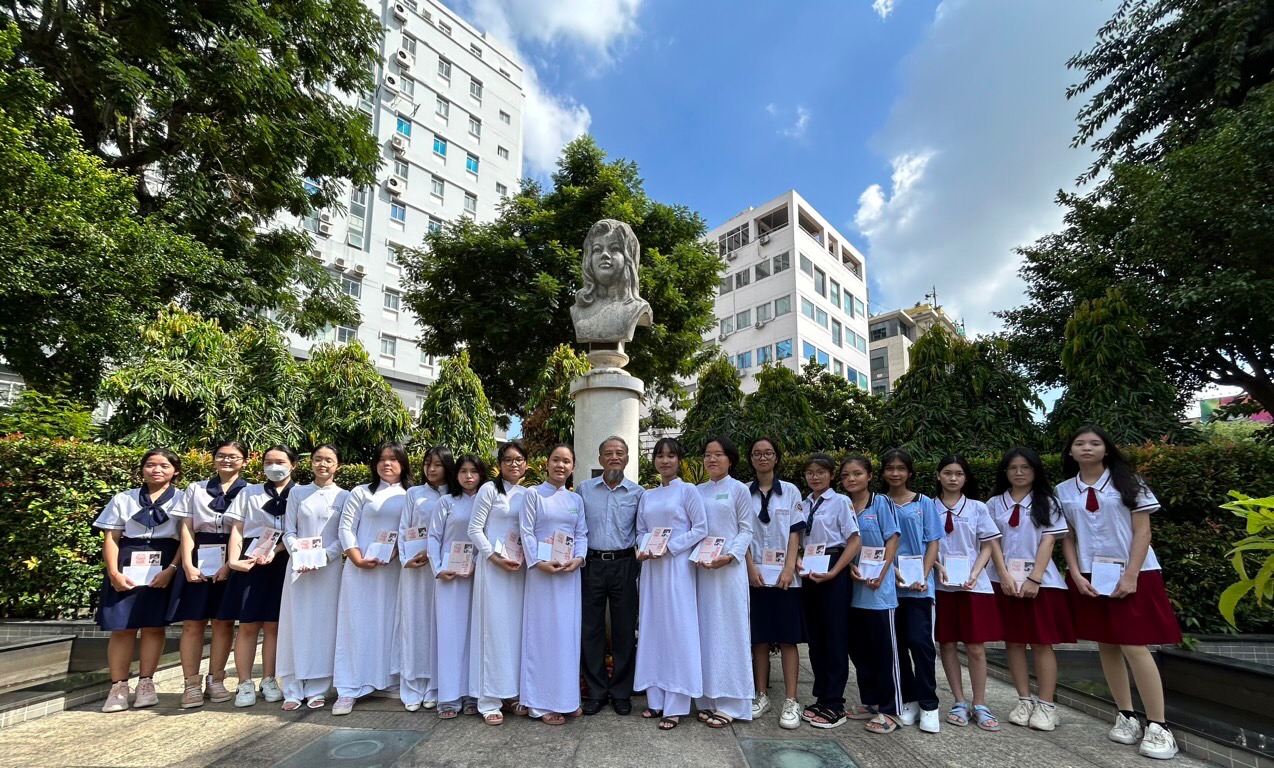 Hình 1 buổi lễ cấp học bổng Quách Thị Trang 2023