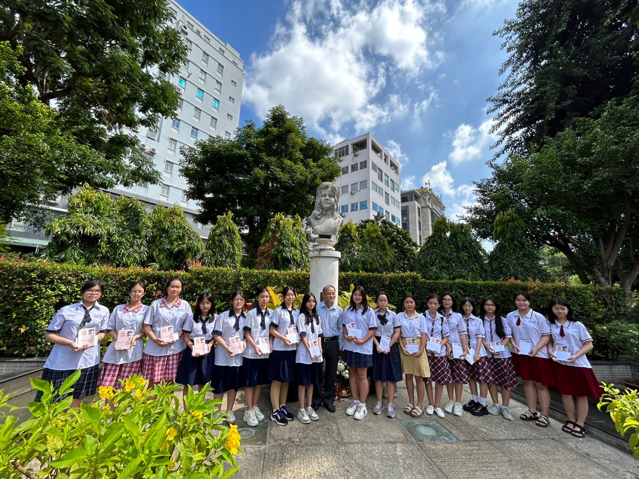 Hình 2 buổi lễ cấp học bổng Quách Thị Trang 2023