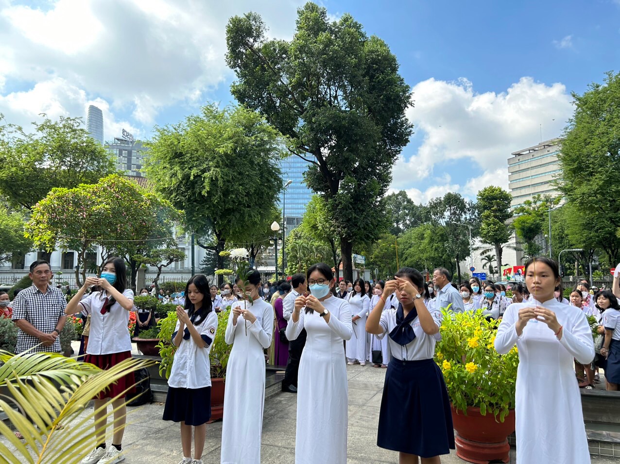 Hình 3 buổi lễ cấp học bổng Quách Thị Trang 2023