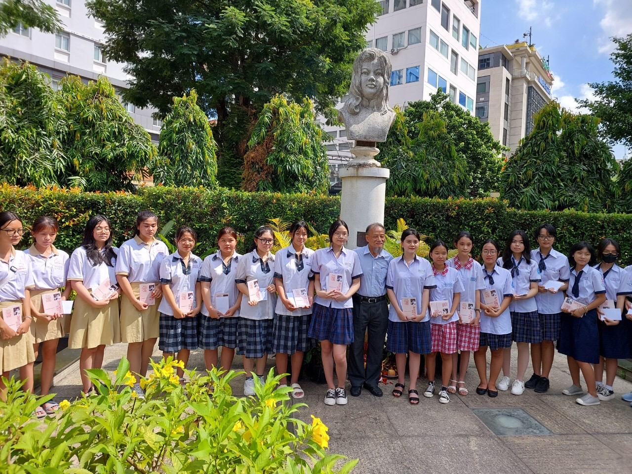 Hình 4 buổi lễ cấp học bổng Quách Thị Trang 2023