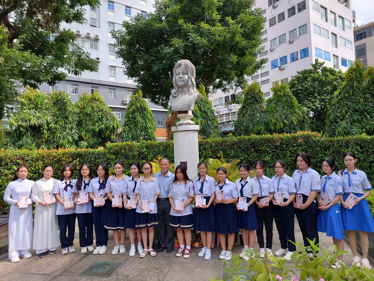 Hình 5 buổi lễ cấp học bổng Quách Thị Trang 2023